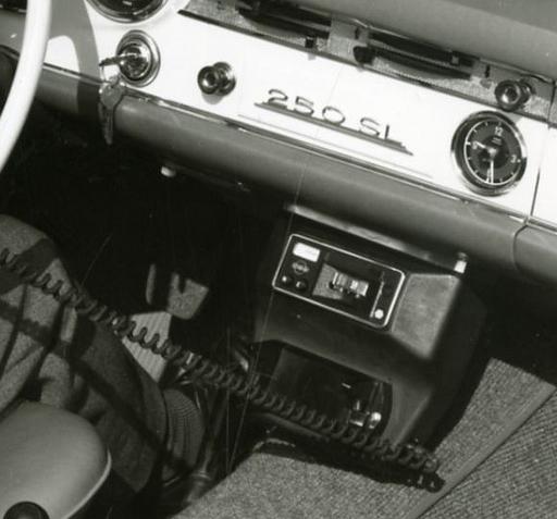 Mercedes W113 Pagode mit TEKADE Autotelefon B92 A-Netz